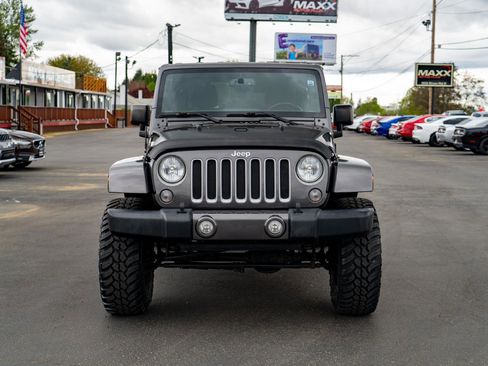 Used 2018 Jeep Wrangler Unlimited Sahara w/ Connectivity Group AWD/4WD image 3