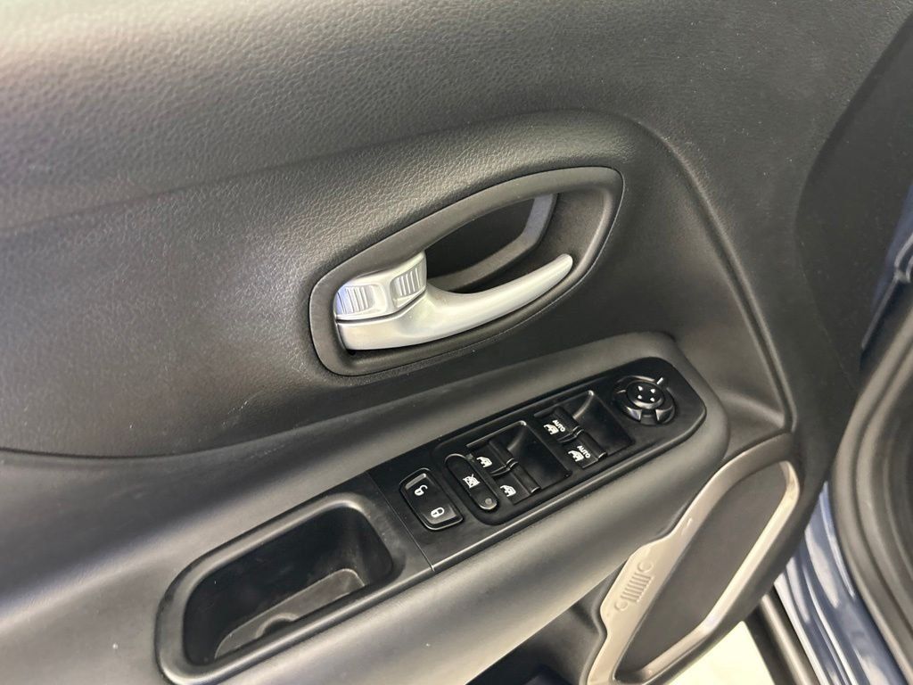 Used 2023 Jeep Renegade Latitude AWD/4WD image 20