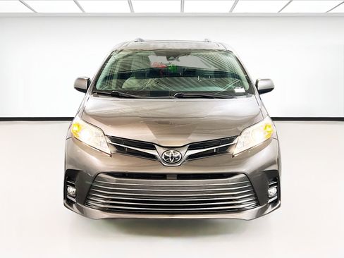 Used 2019 Toyota Sienna XLE w/ XLE Navigation Package FWD image 2
