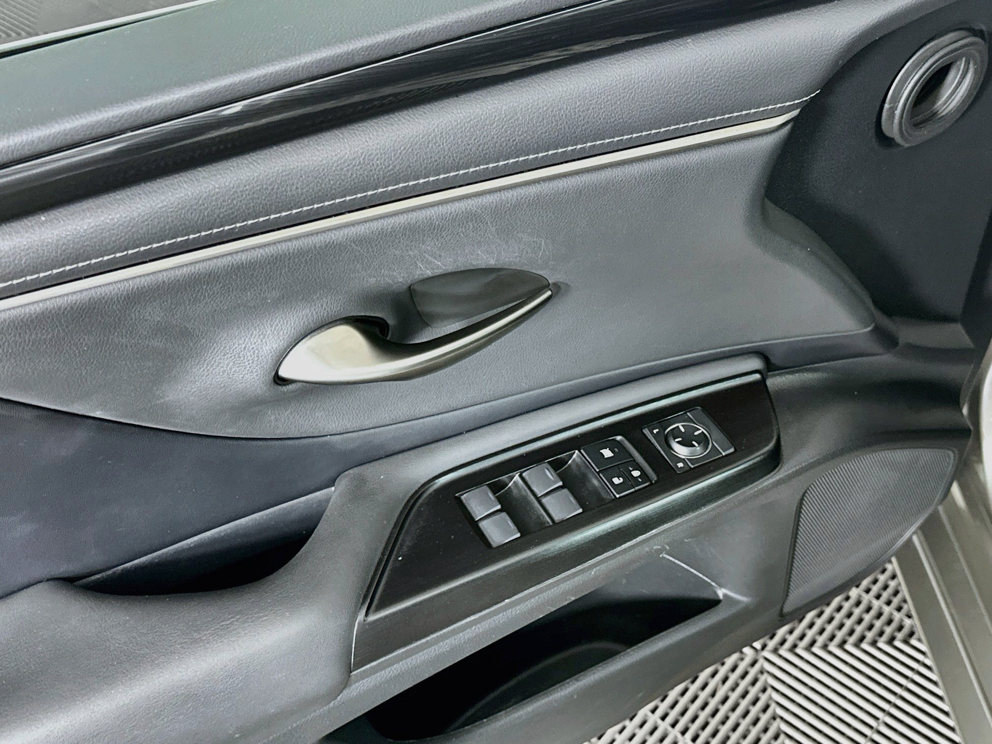 Used 2020 Lexus ES 300h w/ Accessory Package FWD image 15