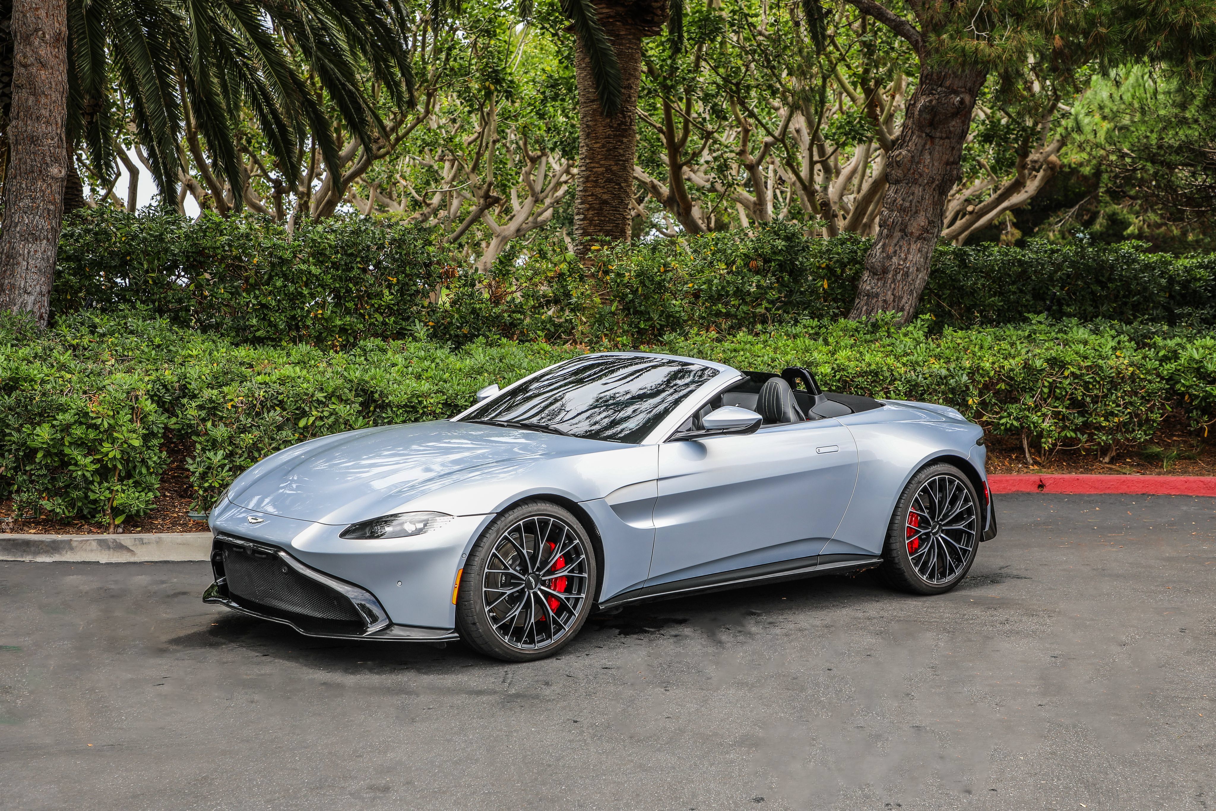Used 2023 Aston Martin V8 Vantage Roadster RWD image 3