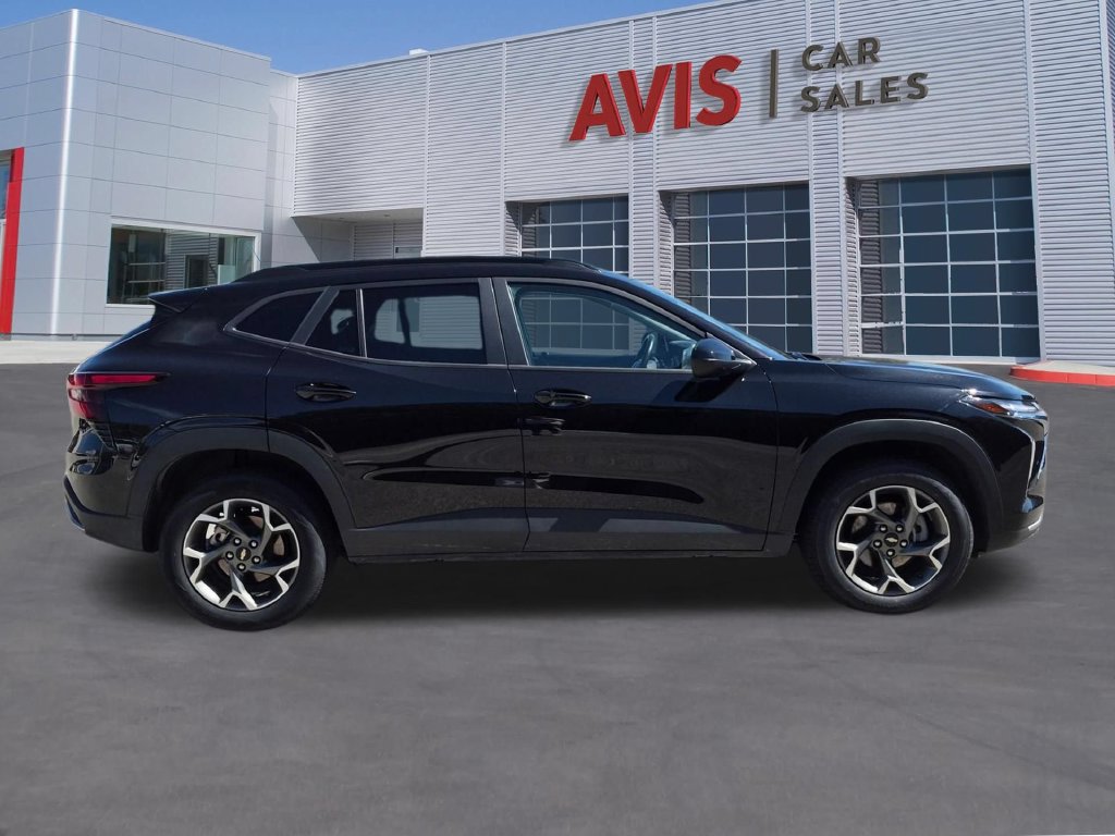 Used 2025 Chevrolet Trax LT w/ LT Convenience Package FWD image 4
