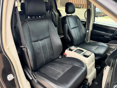 Used 2016 Chrysler Town & Country Touring FWD image 12