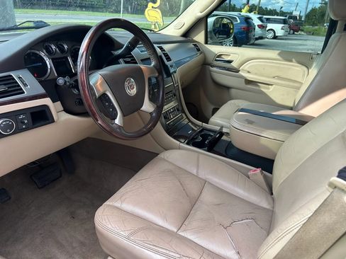 Used 2011 Cadillac Escalade Premium RWD image 10