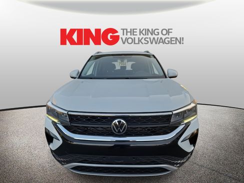 Used 2022 Volkswagen Taos SE image 2