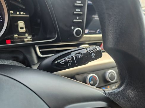 Used 2023 Hyundai Elantra SE image 18