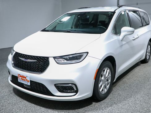 Used 2022 Chrysler Pacifica Touring-L FWD image 32