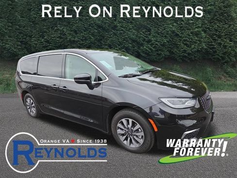 Used 2023 Chrysler Pacifica Touring-L FWD image 1
