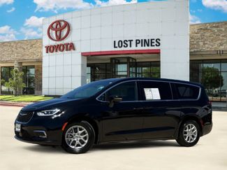 Used 2025 Chrysler Pacifica Select FWD video 1