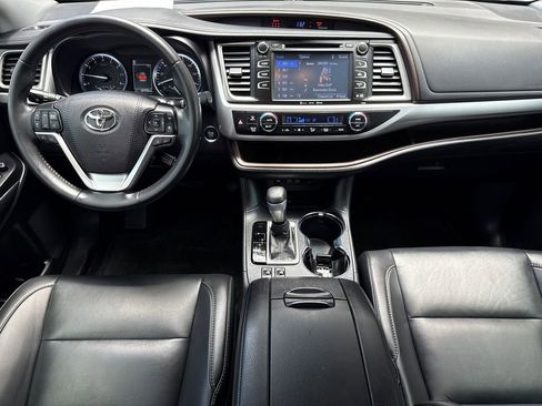 Used 2019 Toyota Highlander XLE FWD image 12