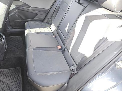 Used 2022 Volkswagen Taos SE FWD image 12