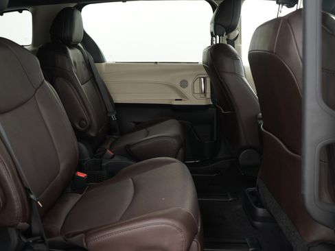 Used 2023 Toyota Sienna Platinum image 14