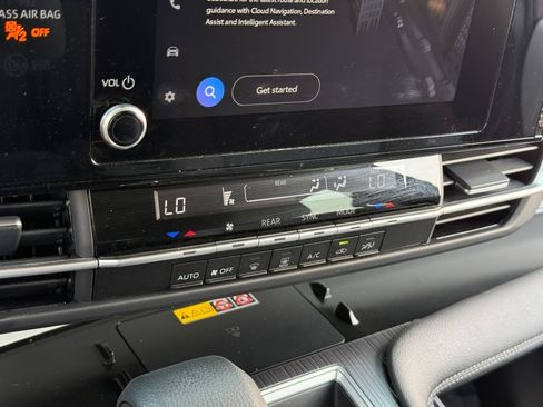 Used 2025 Toyota Sienna LE FWD image 25