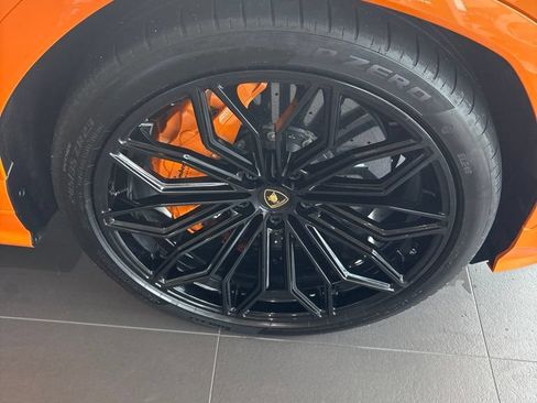 Used 2025 Lamborghini Urus SE AWD/4WD image 3