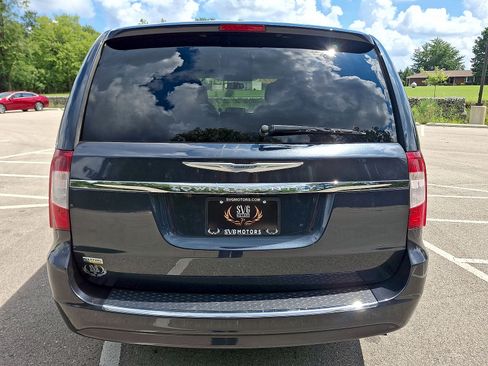 Used 2014 Chrysler Town & Country Touring FWD image 23