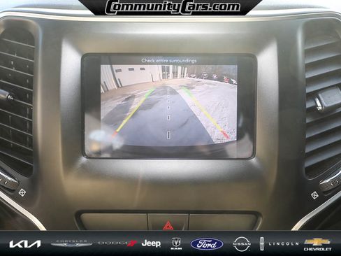 Used 2019 Jeep Cherokee Latitude w/ Popular Appearance Group image 17