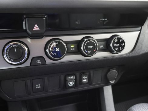 Used 2018 Toyota Tacoma SR5 AWD/4WD image 38