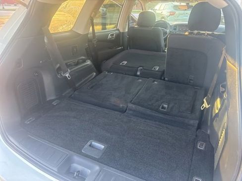 Used 2017 Nissan Pathfinder SV AWD/4WD image 16