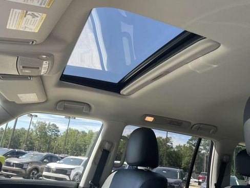 Used 2023 Nissan Armada SL w/ Captain's Chairs Package image 17