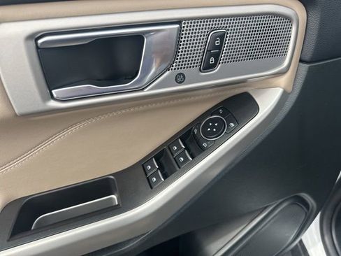 Used 2024 Ford Explorer Limited image 10