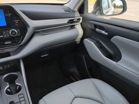 Used 2023 Toyota Highlander XLE FWD image 17