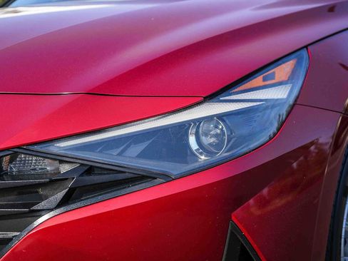 Used 2023 Hyundai Elantra SE FWD image 5