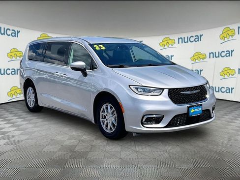Used 2023 Chrysler Pacifica Touring-L FWD image 1