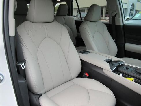 Used 2025 Toyota Grand Highlander FWD image 9