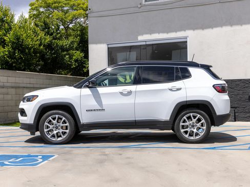 Used 2025 Jeep Compass Limited AWD/4WD image 9