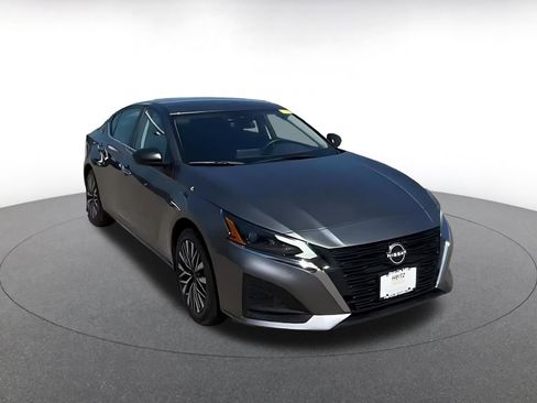 Used 2025 Nissan Altima 2.5 SV FWD image 3