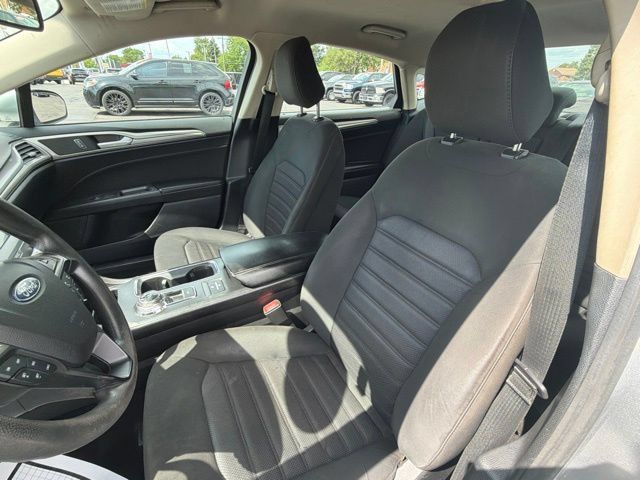 Used 2020 Ford Fusion SE FWD image 14