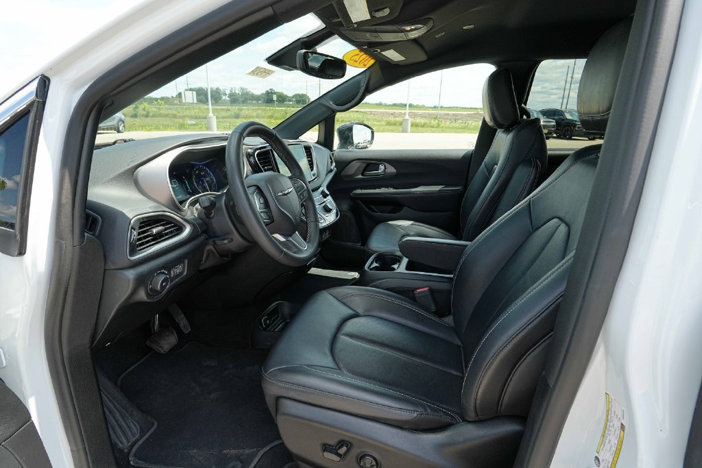 Used 2025 Chrysler Pacifica Select FWD image 17