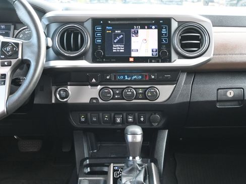 Used 2019 Toyota Tacoma Limited image 33