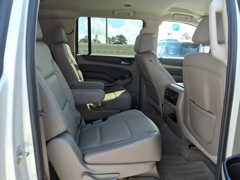 Used 2015 Chevrolet Suburban LT RWD image 15