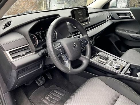 Used 2022 Mitsubishi Outlander ES AWD/4WD image 13