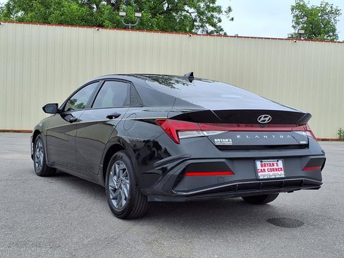 Used 2025 Hyundai Elantra Hybrid FWD image 3