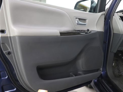 Used 2018 Toyota Sienna XLE w/ XLE Navigation Package image 22