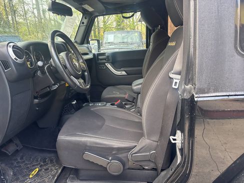 Used 2014 Jeep Wrangler Sahara image 9