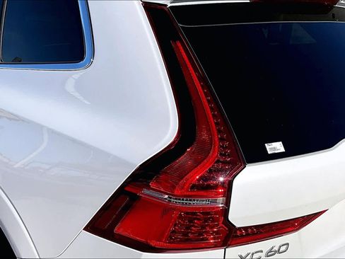 Used 2021 Volvo XC60 T5 Momentum image 17