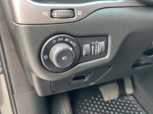 Used 2021 Jeep Cherokee Latitude Lux AWD/4WD image 16