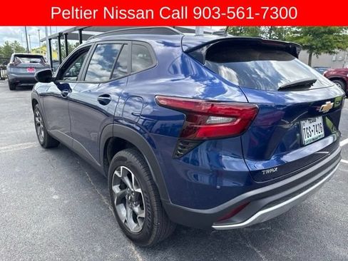 Used 2024 Chevrolet Trax LT w/ LT Convenience Package FWD image 5
