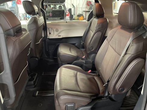 Certified 2024 Toyota Sienna Platinum image 23
