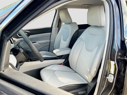 Certified 2022 Jeep Compass Latitude image 19