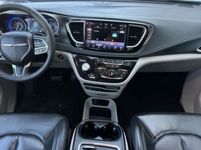 Used 2022 Chrysler Pacifica Touring-L w/ Uconnect Theater Family Group