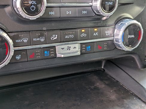 Used 2023 Ford F250 Lariat w/ Lariat Ultimate Package AWD/4WD image 32