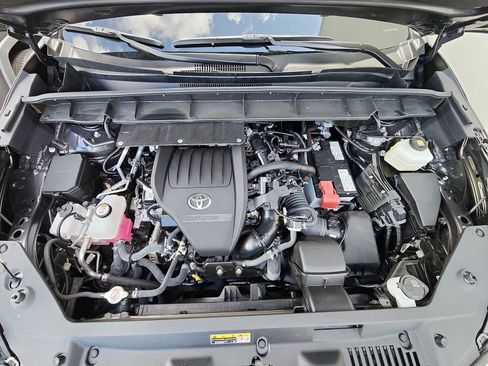 Used 2025 Toyota Highlander XLE image 11