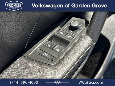 Used 2023 Volkswagen Tiguan SE w/ Panoramic Sunroof Package FWD image 13