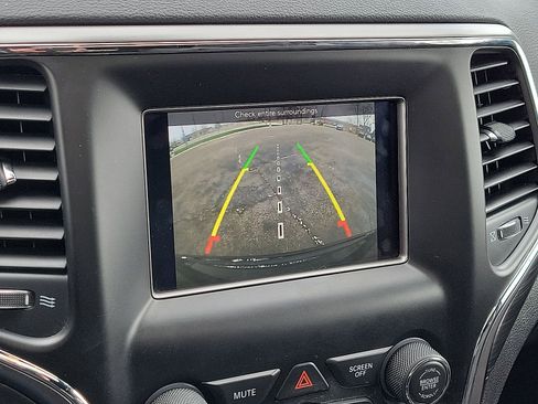 Used 2019 Jeep Grand Cherokee Laredo AWD/4WD image 15