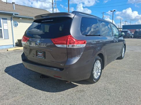 Used 2013 Toyota Sienna XLE w/ Entertainment Pkg FWD image 6