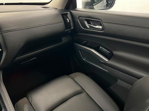 Used 2025 Nissan Pathfinder SL FWD image 11